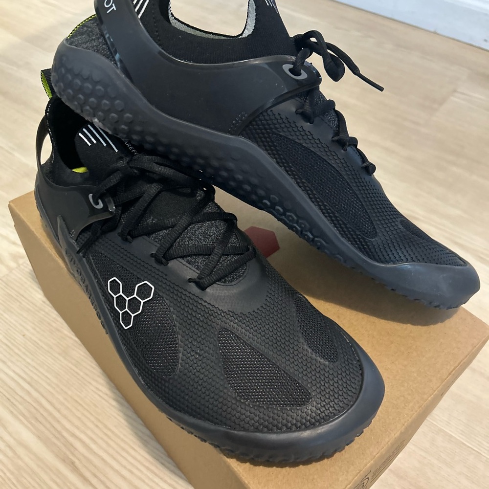Vivo barefoot Motus Strength Men's Black and Gray Athletic Shoes NIB Sz 13
